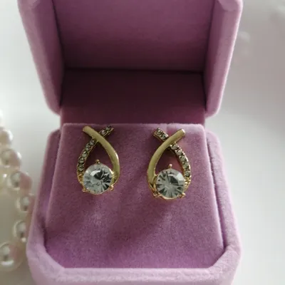 Boucles d’oreilles dorées avec strass